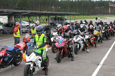 Motošosejas treniņi ielas braucējiem instruktoru pavadībā